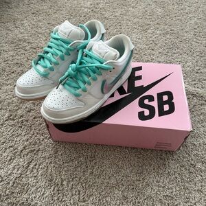 Nike SB Dunk Low - Diamond Supply Co - Size 7.5 Women’s / 6 Men’s